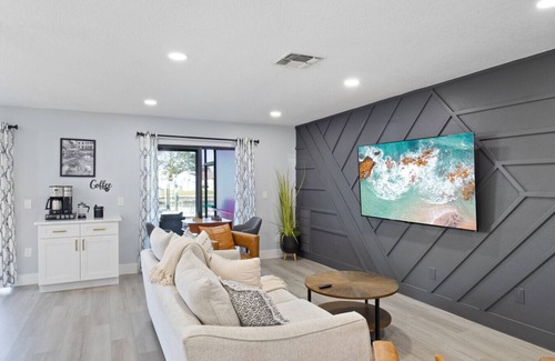 Bay Crest Park Casa | CANAL Oasis Heated Pool-Hot Tub-Waterfront- Kayaks-Luxury