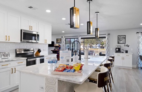 Bay Crest Park Casa | CANAL Oasis Heated Pool-Hot Tub-Waterfront- Kayaks-Luxury