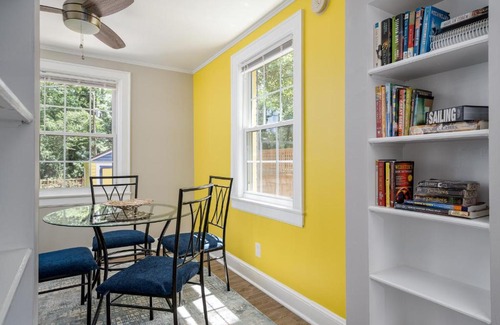 Lindley Park Casa | Canary Cottage