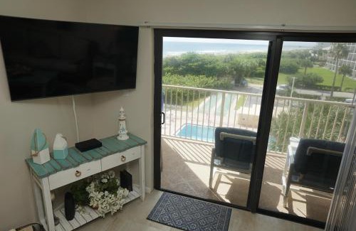 Port Canaveral Casa | Canaveral Towers Oceanfront 402!