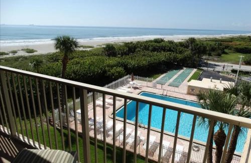 Port Canaveral Casa | Canaveral Towers Oceanfront 402!