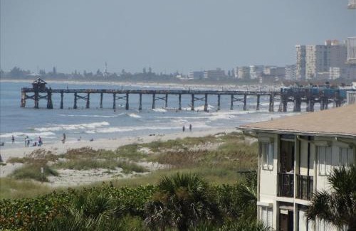 Port Canaveral Casa | Canaveral Towers Oceanfront 402!