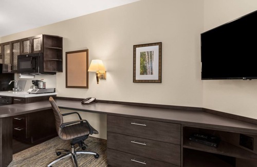 Pueblo Hotel | Candlewood Suites Pueblo by IHG