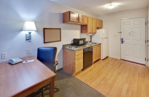 Rockford Hotel | Candlewood Suites Rockford by IHG