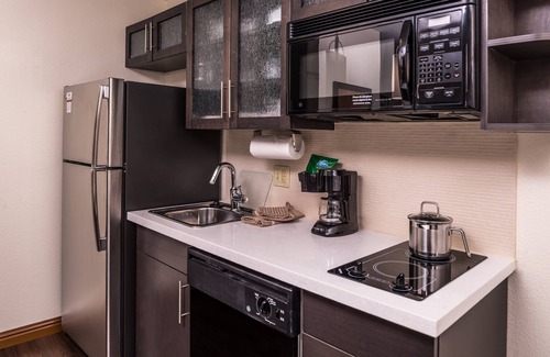Topeka Hotel | Candlewood Suites Topeka West by IHG