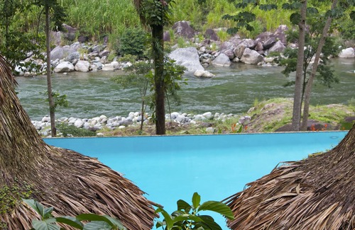 El Naranjo Villa | Cangrejal River Lodge en Pico Bonito, en el río Cangrejal, piscina