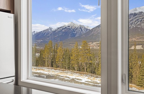 Three Sisters Mountain Village Condominio | Canmore: 3BR Condo in Stewart Creek with Garage