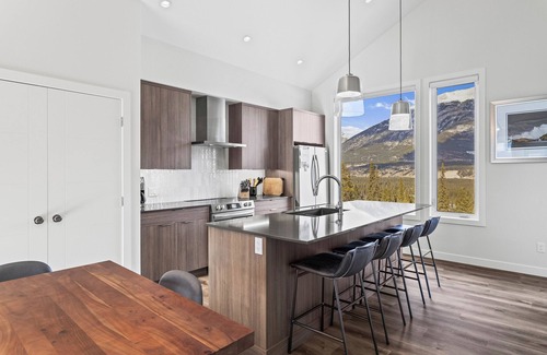 Three Sisters Mountain Village Condominio | Canmore: 3BR Condo in Stewart Creek with Garage