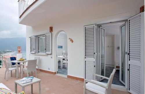 Villammare Apartamento | Cannicelle Apartment with sea view located inside the Residence le Ruve Bianche with swimming pool and private beach