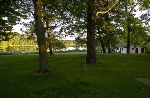 Three Rivers Cabaña | Western Cottage - Lakefront Cottages en Semi-lago privado, playa, barcos, diversión!