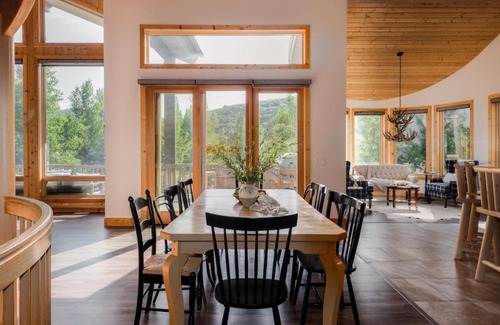 Deer Valley Casa | Canopy by AvantStay 8 BR Cabin w Hot Tub Movie Theatre Sauna
