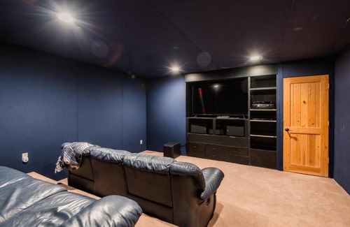 Deer Valley Casa | Canopy by AvantStay 8 BR Cabin w Hot Tub Movie Theatre Sauna