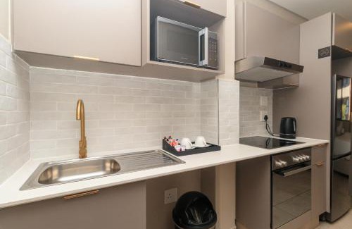 Sandown Hotel | Cans BlackBrick lux