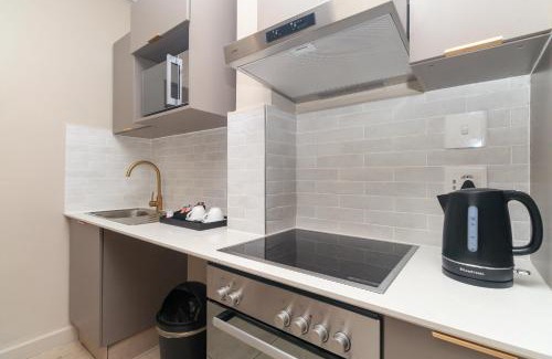 Sandown Hotel | Cans BlackBrick lux