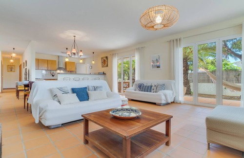 Pedras Pretas Casa | Canto de Ega. The perfect house for a family vacation, a 5-minute walk from the beach.