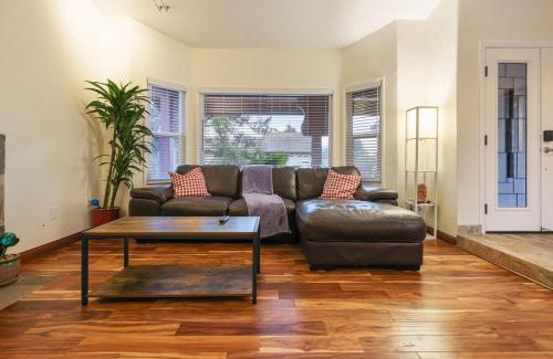 Mira Mesa Complejo | Canyon Breeze - Private Home with Hot Tub & Views
