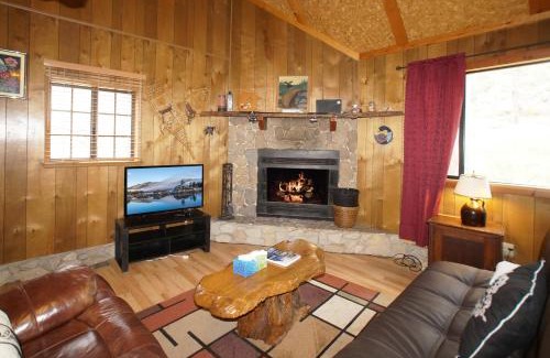 Fawnskin Casa | Canyon Cabin - A quaint cabin in a peaceful location yet close to Big Bear's attractions!