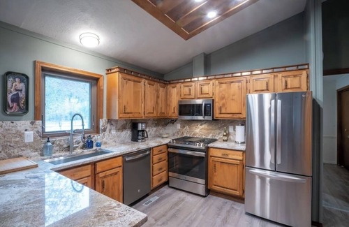 Glenwood Springs Casa | Canyon Creek Retreat - Pets, Game-Room, Hot Tub, Room-to-Roam
