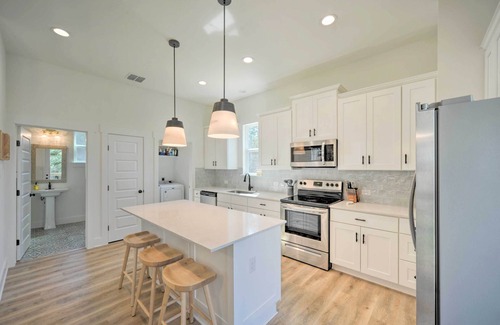 Canyon Lake Cabaña | Canyon Lake Home w/ Deck ~ 1 Mi to Comal Park