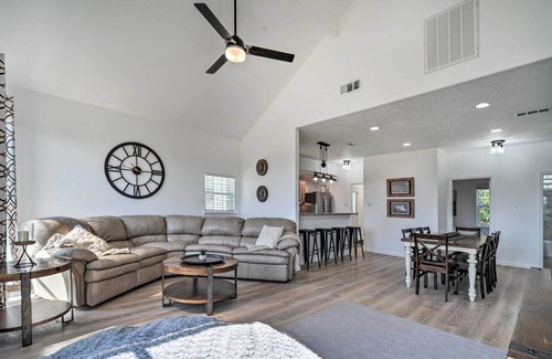 Canyon Lake Cabaña | Canyon Lake Retreat w/ Deck Near Boat Ramps