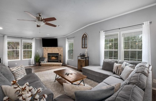 Canyon Lake Casa | Canyon Lake Retreat with Hot Tub, Fire Pit and Grill!