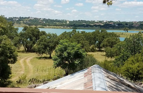 Canyon Lake Casa | Hermosa propiedad LAKEFRONT en 3 acres con cubiertas muy grandes.Entrada al lago poco profundo