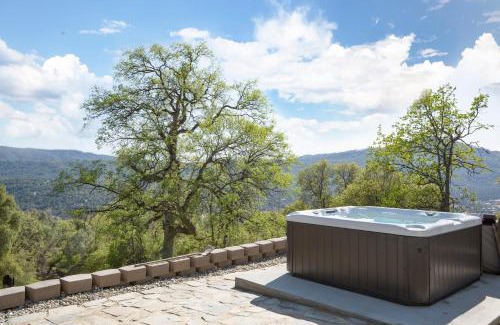 Oakhurst Casa | Canyon View House w/hot tub, game room, views, and more