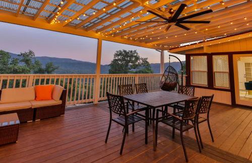 Oakhurst Casa | Canyon View House w/hot tub, game room, views, and more