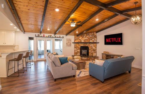 Oakhurst Casa | Canyon View House w/hot tub, game room, views, and more