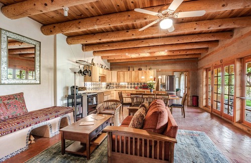 Historic Eastside Casa | Canyon View Retreat: entorno tranquilo, hogar de Adobe con vistas y jacuzzi