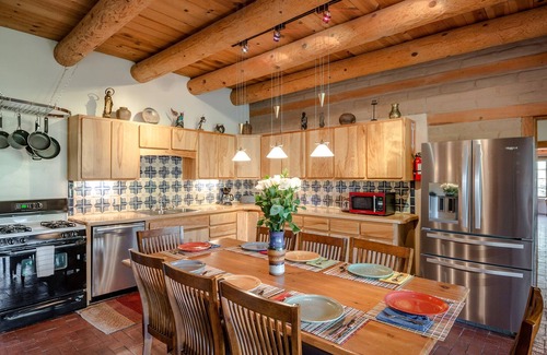 Historic Eastside Casa | Canyon View Retreat: entorno tranquilo, hogar de Adobe con vistas y jacuzzi