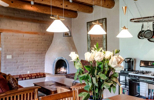 Historic Eastside Casa | Canyon View Retreat: entorno tranquilo, hogar de Adobe con vistas y jacuzzi