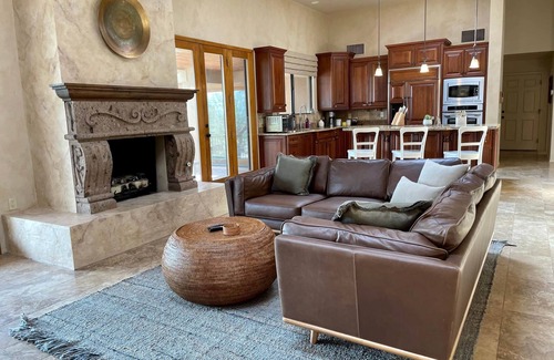 Tucson Casa | Canyon View: Treat Yourself-You Deserve It!