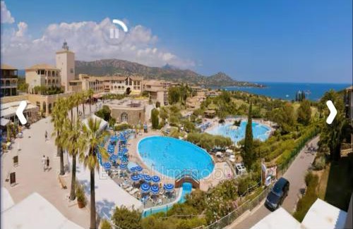 Cap Esterel Apartamento | CAP ESTÉREL studio 4 pers équipé, belle vue Golf, centre village PIERRE & VACANCES , PARKING inclus et 5 PISCINES accès gratuit, CLIM, WIFI, TV, lave-vaisselle et lave-linge,four, plancha