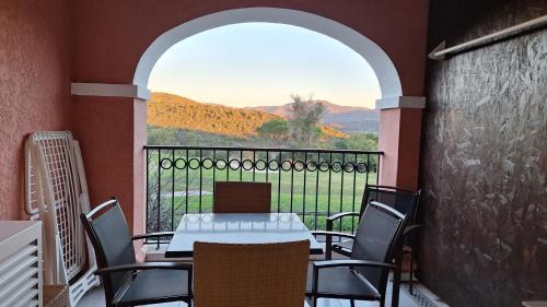Cap Esterel Apartamento | CAP ESTÉREL studio 4 pers équipé, belle vue Golf, centre village PIERRE & VACANCES , PARKING inclus et 5 PISCINES accès gratuit, CLIM, WIFI, TV, lave-vaisselle et lave-linge,four, plancha