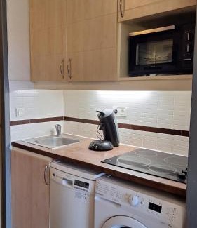 Cap Esterel Apartamento | CAP ESTÉREL studio 4 pers équipé, belle vue Golf, centre village PIERRE & VACANCES , PARKING inclus et 5 PISCINES accès gratuit, CLIM, WIFI, TV, lave-vaisselle et lave-linge,four, plancha