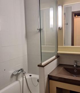 Cap Esterel Apartamento | CAP ESTÉREL studio 4 pers équipé, belle vue Golf, centre village PIERRE & VACANCES , PARKING inclus et 5 PISCINES accès gratuit, CLIM, WIFI, TV, lave-vaisselle et lave-linge,four, plancha