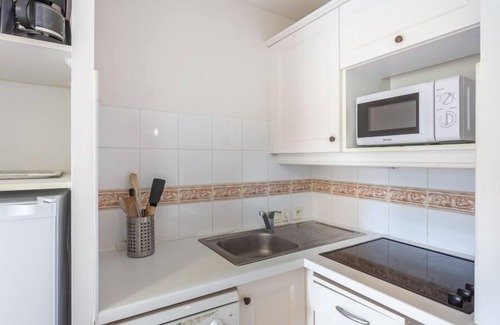 Cavaliere Beach Apartamento | Cap Négre : Domaine de la Pinède by Interhome