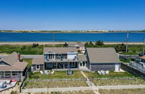 North Truro Casa | Capacious North Truro Beachfront Home