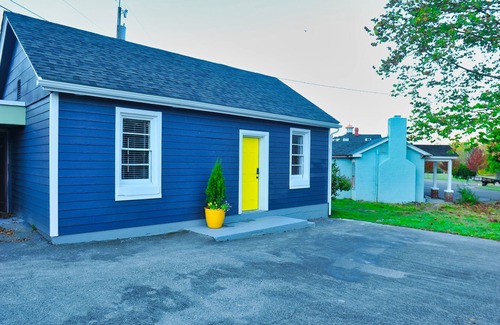 Sharon Cabaña | Cape Cod Bungalow @Firmstone Manor