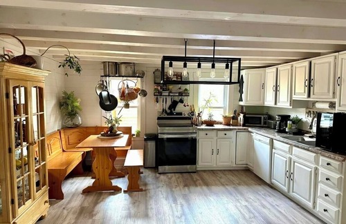 Buzzards Bay Casa | Cape Cod Farmhouse- Pet Friendly, Fully Fenced in Backyard