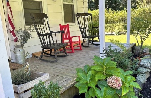 Buzzards Bay Casa | Cape Cod Farmhouse- Pet Friendly, Fully Fenced in Backyard