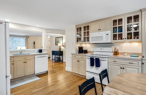 Osterville Casa | Cape Cod getaway near Craigville Beach