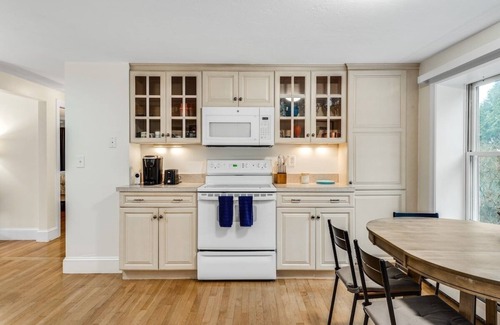 Osterville Casa | Cape Cod getaway near Craigville Beach