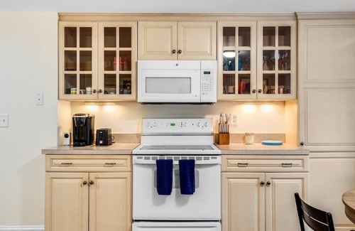 Osterville Casa | Cape Cod getaway near Craigville Beach