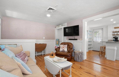 East Sandwich Casa | Cape Cod Getaway: Walk to East Sandwich Beach