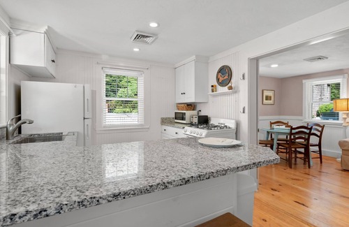 East Sandwich Casa | Cape Cod Getaway: Walk to East Sandwich Beach