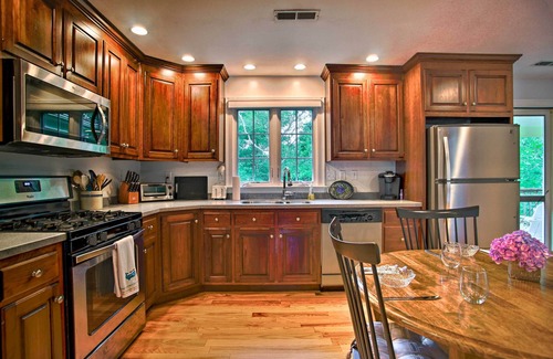 Buzzards Bay Casa | Cape Cod Home w/ Deck ~ 3 Mi to Beaches