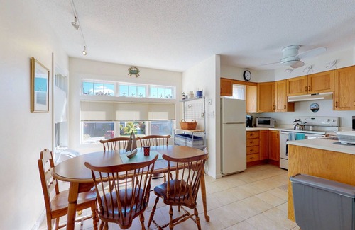 Ocean Park Condominio | Condominio de estilo Cape Cod con parrilla y piscina compartida, sauna, gimnasio - cerca de la playa