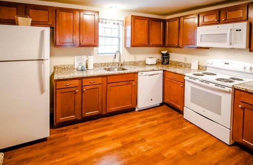 Mashpee Condominio | Cape Cod Townhouse w/ Patio & Kitchen